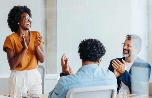 Die Gentlehuman Service Management Spezialisten am Tisch.