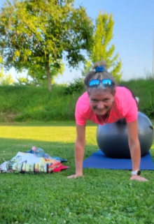 Steffi macht sich mit Gymnastik fit für den Alltag als Sales Spezialistin im Service Management.